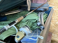 Lot 35 - lot vissersgerief allerlei in koffer + vissersmandje - afbeelding 3 van  10