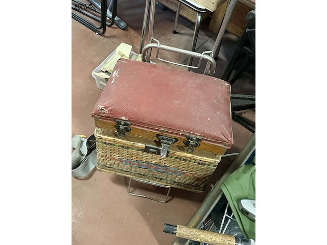 Lot 35 - lot vissersgerief allerlei in koffer + vissersmandje - afbeelding 4 van  10