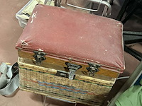 Lot 35 - lot vissersgerief allerlei in koffer + vissersmandje - afbeelding 4 van  10