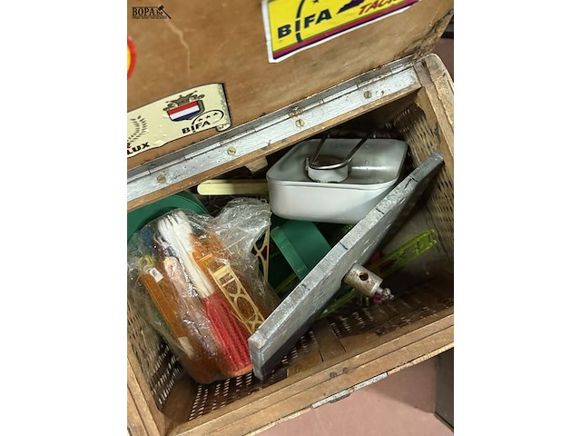 Lot 35 - lot vissersgerief allerlei in koffer + vissersmandje - afbeelding 5 van  10