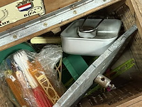 Lot 35 - lot vissersgerief allerlei in koffer + vissersmandje - afbeelding 5 van  10