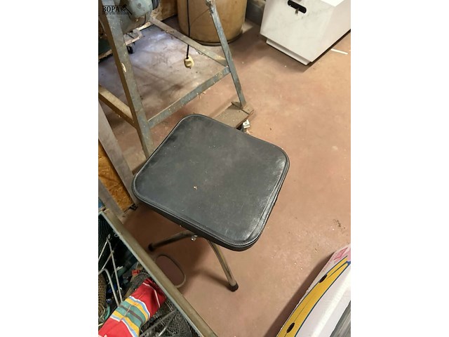 Lot 35 - lot vissersgerief allerlei in koffer + vissersmandje - afbeelding 7 van  10