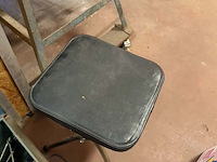 Lot 35 - lot vissersgerief allerlei in koffer + vissersmandje - afbeelding 7 van  10