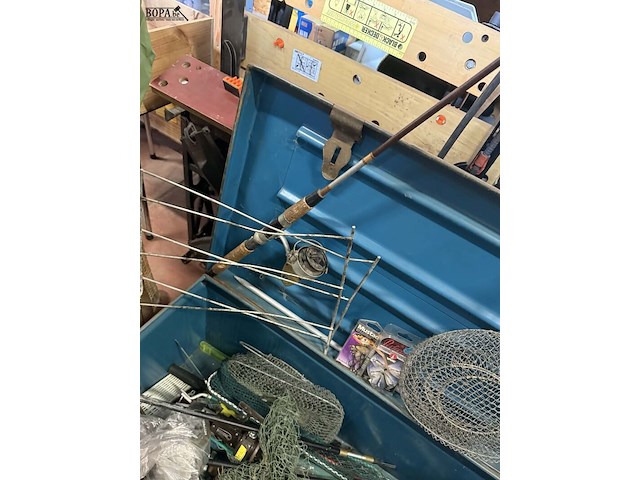 Lot 35 - lot vissersgerief allerlei in koffer + vissersmandje - afbeelding 9 van  10