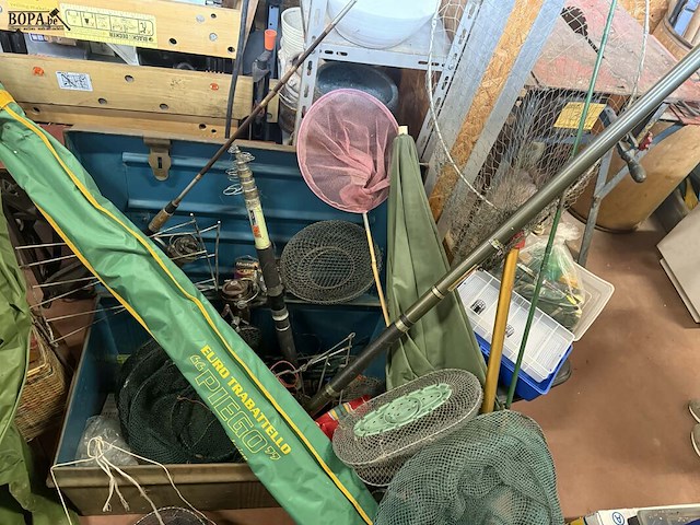Lot 35 - lot vissersgerief allerlei in koffer + vissersmandje - afbeelding 10 van  10