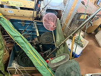 Lot 35 - lot vissersgerief allerlei in koffer + vissersmandje - afbeelding 10 van  10