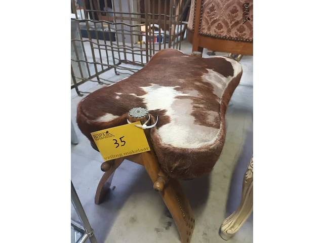 Lot 35 - poef in koevel - afbeelding 1 van  4