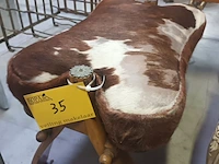 Lot 35 - poef in koevel
