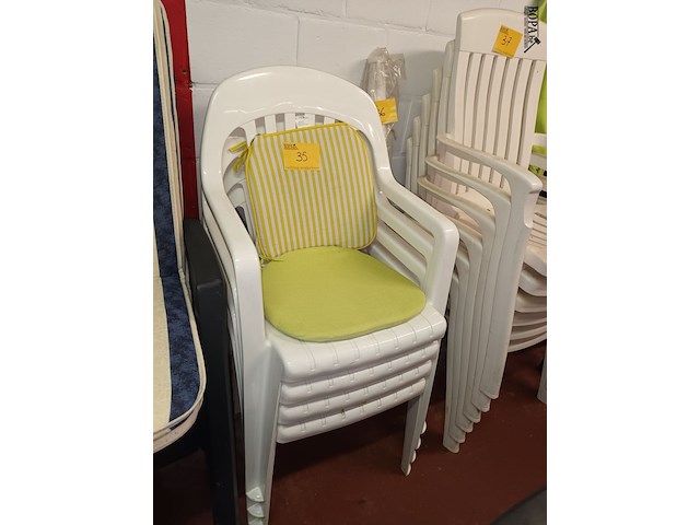 Lot 35 - pvc witte tuinstoel. 4 stuks - afbeelding 1 van  3