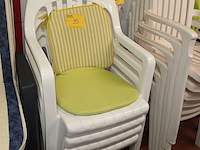 Lot 35 - pvc witte tuinstoel. 4 stuks - afbeelding 1 van  3