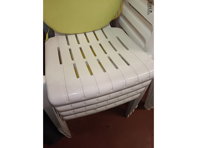 Lot 35 - pvc witte tuinstoel. 4 stuks - afbeelding 2 van  3