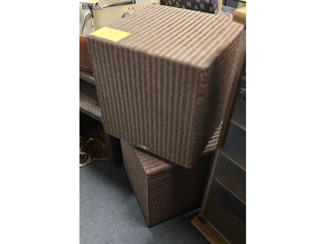 Lot 35 - set van 2 rotanbijzet/nachttafels in kubusvorm - afbeelding 1 van  3