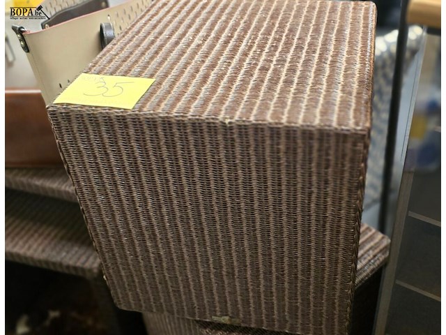 Lot 35 - set van 2 rotanbijzet/nachttafels in kubusvorm - afbeelding 2 van  3