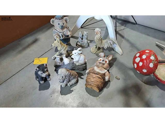 Lot 35 - tuinbeelden thema dieren: honden, beertjes, konijnen - 8 stu - afbeelding 1 van  4