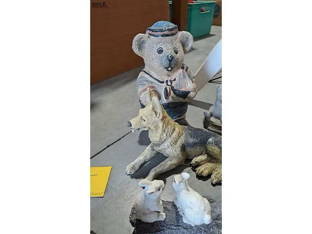 Lot 35 - tuinbeelden thema dieren: honden, beertjes, konijnen - 8 stu - afbeelding 2 van  4