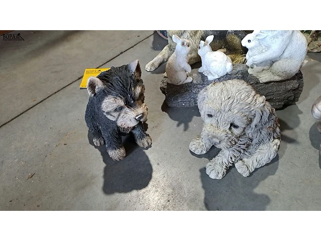 Lot 35 - tuinbeelden thema dieren: honden, beertjes, konijnen - 8 stu - afbeelding 4 van  4