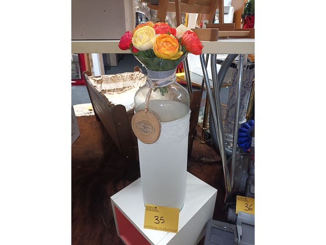 Lot 35 - vaas met kunstbloemen - afbeelding 1 van  3
