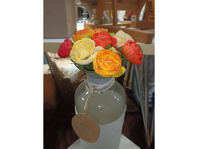 Lot 35 - vaas met kunstbloemen - afbeelding 2 van  3