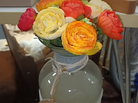 Lot 35 - vaas met kunstbloemen - afbeelding 2 van  3