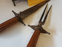 Lot 35 - vintage indisch mes en vork - afbeelding 2 van  3