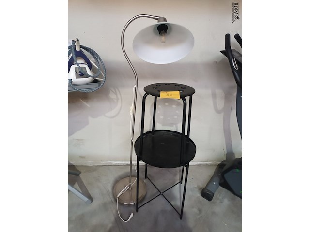 Lot 35 - vloerlamp, krukje en tafeltje - afbeelding 1 van  4
