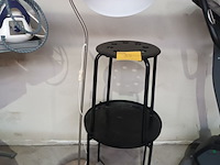 Lot 35 - vloerlamp, krukje en tafeltje - afbeelding 1 van  4