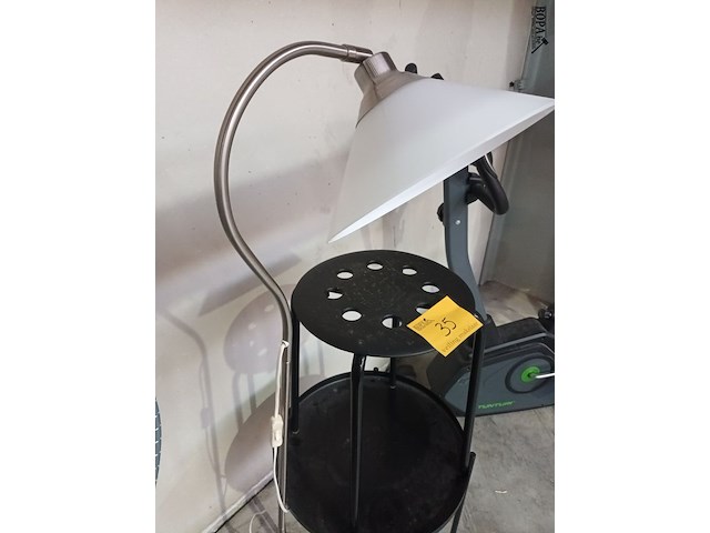 Lot 35 - vloerlamp, krukje en tafeltje - afbeelding 2 van  4