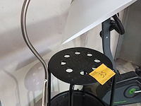 Lot 35 - vloerlamp, krukje en tafeltje - afbeelding 2 van  4