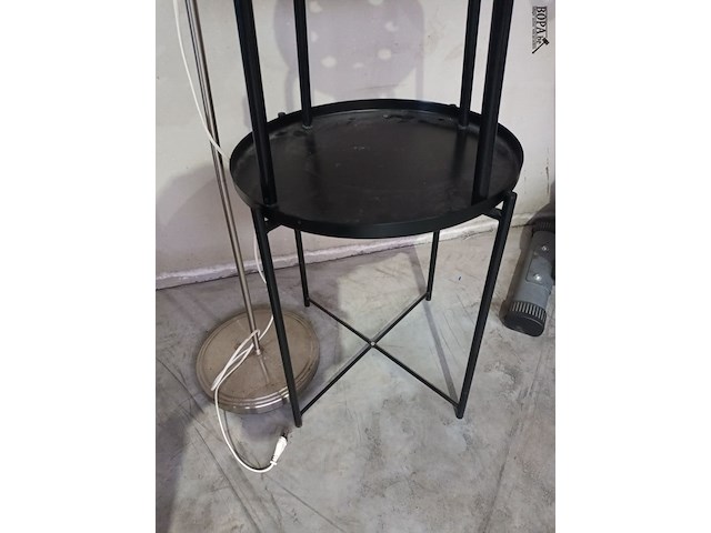 Lot 35 - vloerlamp, krukje en tafeltje - afbeelding 3 van  4