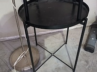 Lot 35 - vloerlamp, krukje en tafeltje - afbeelding 3 van  4