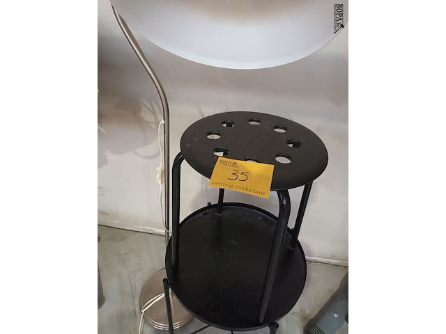 Lot 35 - vloerlamp, krukje en tafeltje - afbeelding 4 van  4