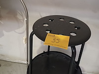 Lot 35 - vloerlamp, krukje en tafeltje - afbeelding 4 van  4