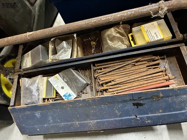 Lot 350 - metalen gereedschapskoffer met inhoud - afbeelding 2 van  2