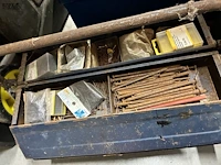 Lot 350 - metalen gereedschapskoffer met inhoud - afbeelding 2 van  2