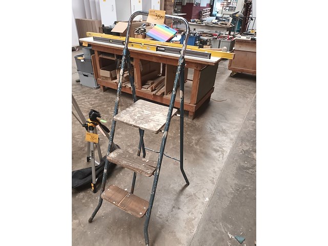 Lot 350 - metalen trapladder - afbeelding 1 van  2
