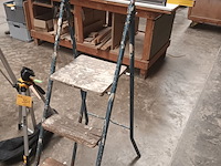 Lot 350 - metalen trapladder - afbeelding 1 van  2