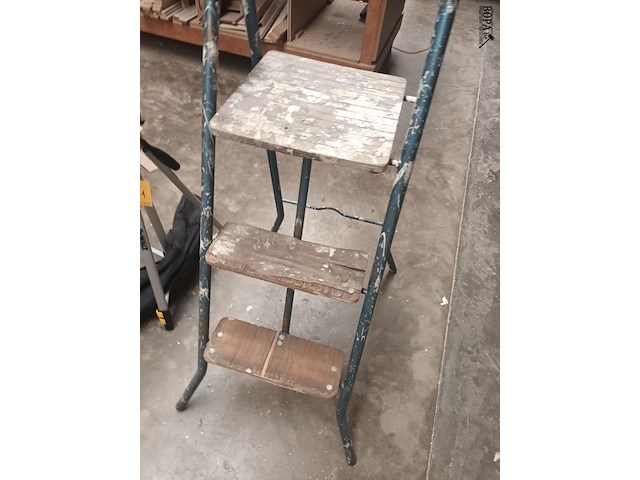 Lot 350 - metalen trapladder - afbeelding 2 van  2