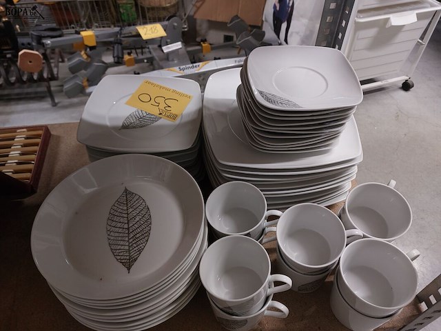 Lot 350 - modern eetservies ong 56 delig - afbeelding 1 van  2