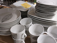 Lot 350 - modern eetservies ong 56 delig - afbeelding 2 van  2