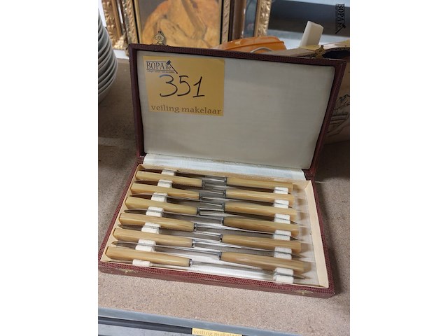 Lot 351 - antiek messenset in kist - afbeelding 1 van  2