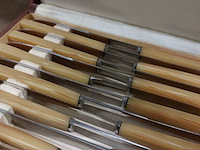 Lot 351 - antiek messenset in kist - afbeelding 2 van  2