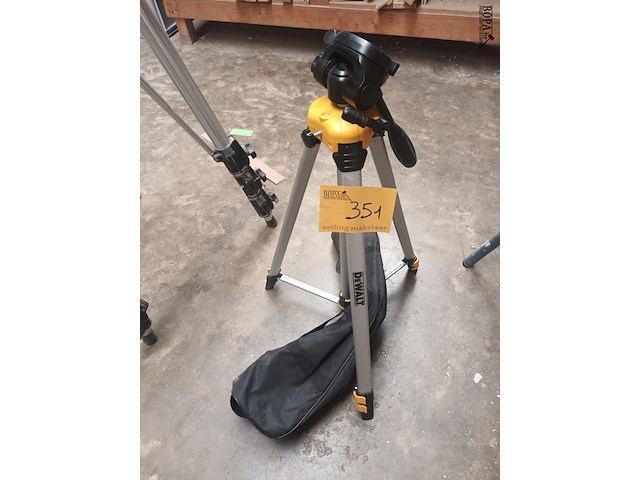 Lot 351 - driepoot statief dewalt - afbeelding 1 van  3