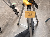Lot 351 - driepoot statief dewalt - afbeelding 1 van  3