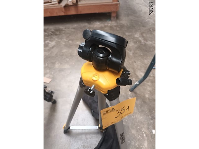 Lot 351 - driepoot statief dewalt - afbeelding 2 van  3