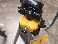 Lot 351 - driepoot statief dewalt - afbeelding 2 van  3