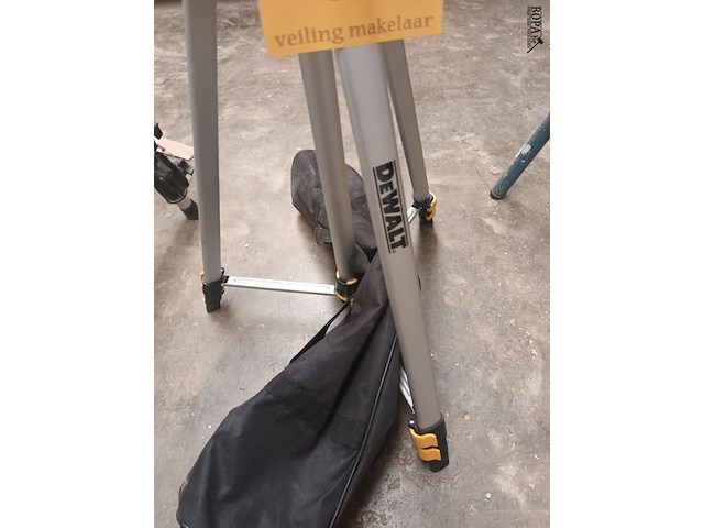 Lot 351 - driepoot statief dewalt - afbeelding 3 van  3