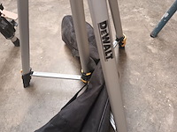 Lot 351 - driepoot statief dewalt - afbeelding 3 van  3