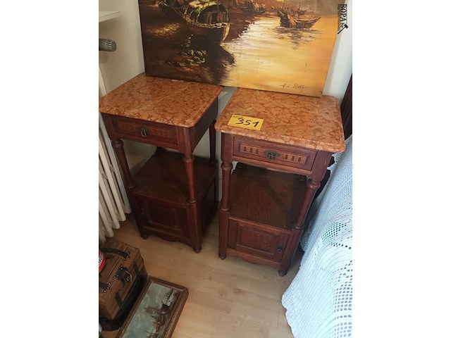 Lot 351 - koppel nachtkastjes - afbeelding 1 van  5