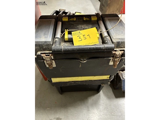 Lot 351 - werktrolley met inhoud - afbeelding 1 van  3