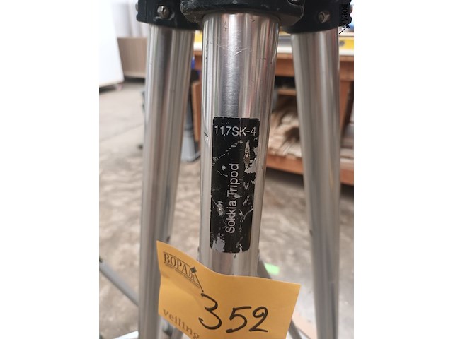 Lot 352 - driepoot statief sokkia - afbeelding 3 van  5